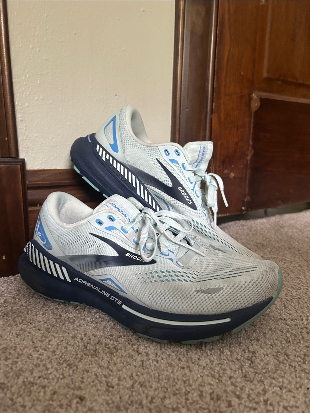 BROOKS ADRENALINE GTS SIZE 9 Running Shoes - Mint with Blue Accents